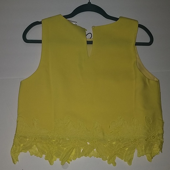 Andree by Unit Yellow Lazer Cut Floral Top Size L NWT - Picture 2 of 8